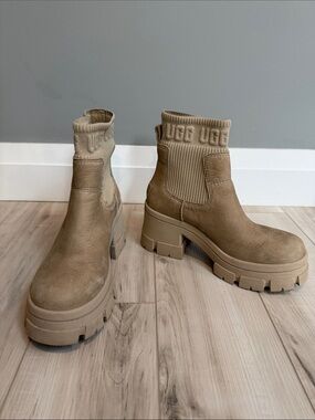 UGG Chunky Brooklyn  Chelsea Ankle Boot in Mustard Seed Size 8 Platform
